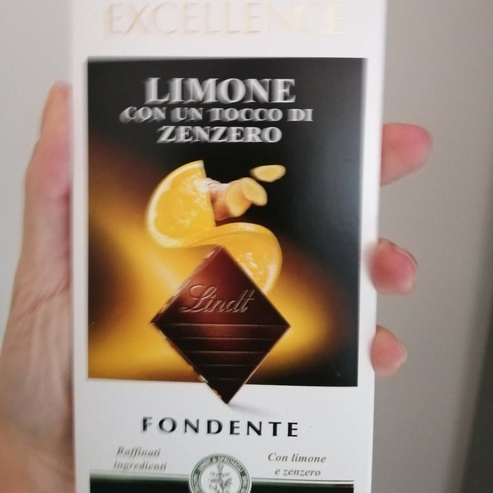 review photo of Lindt Cioccolato fondente con limone E Zenzero shared by @veganviviana on 13 Apr 2022 - review