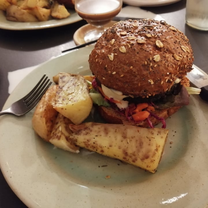 photo of Lexi's Healthy Eatery Charcoal Burger shared by @warrenthevegan on  20 Apr 2022 - review