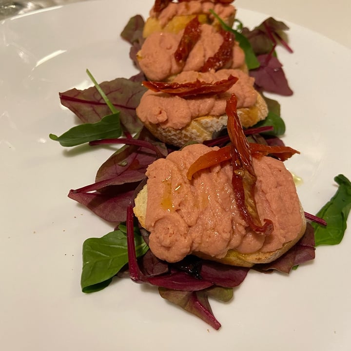 review photo of MiBiò bistrot Bruschette con hummus di ceci e pomodorini secchi shared by @ezzi on 15 Nov 2022 - review