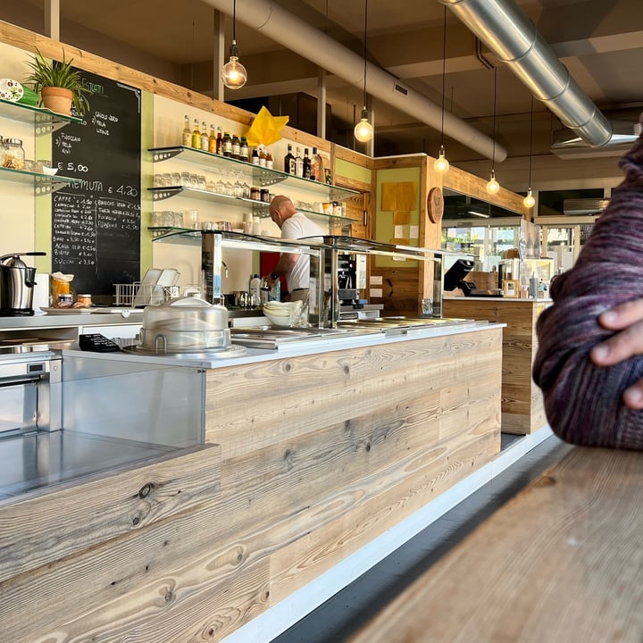 photo of BioEssere Café&Bistrot veg & vegan Croissant con marmellata all’albicocca shared by @giuliavise on  24 Mar 2022 - review