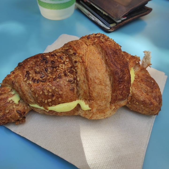 review photo of Basilico Food cornetto con crema pasticcera shared by @agnesege on 22 Jul 2022 - review