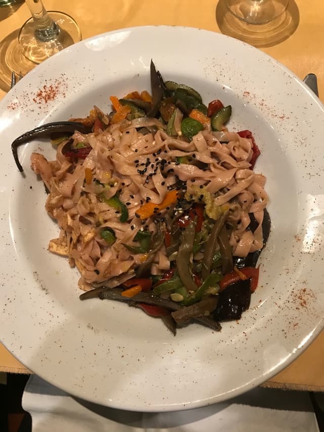 Foto del piatto “Fideos de Remolacha con Verduras Salteadas”