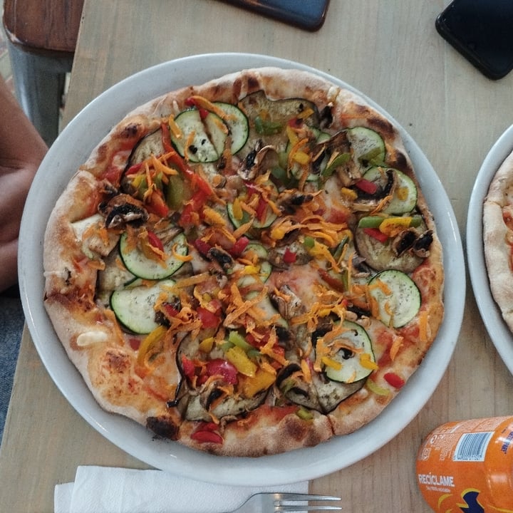 photo of Ay mi madre! Pizza vegetal shared by @thechillvegan on  08 Nov 2022 - review