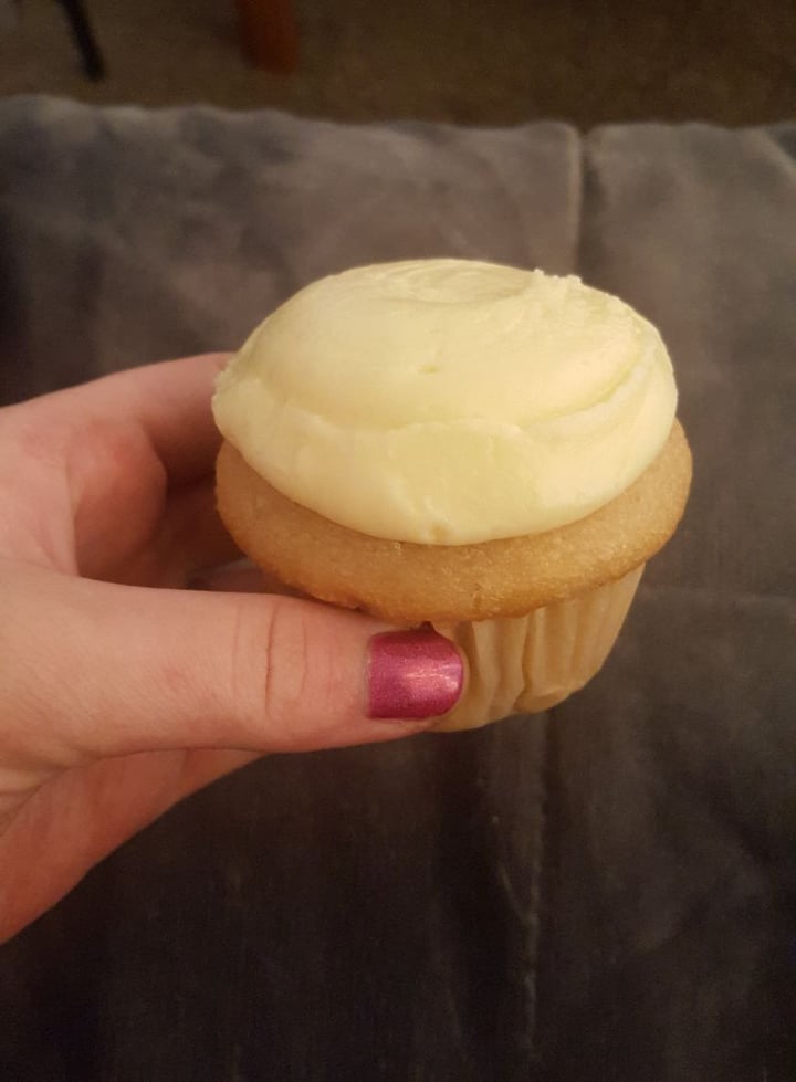 review photo of Molly's Cupcakes Vegan vanilla cupcakes shared by @sweetpetunias on 07 Mar 2020 - review
