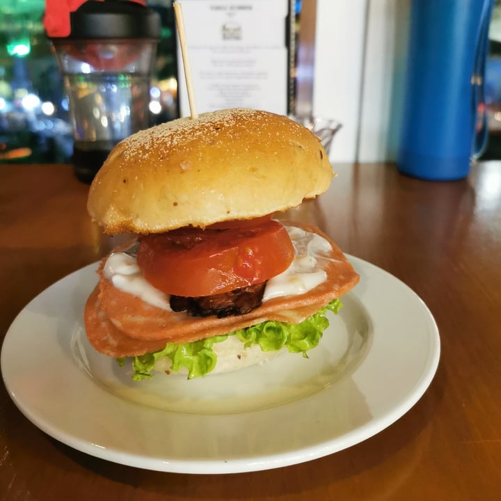 photo of nomVnom Bistro Ham N Cheese Burger shared by @peanutyabs on  19 Jan 2021 - review