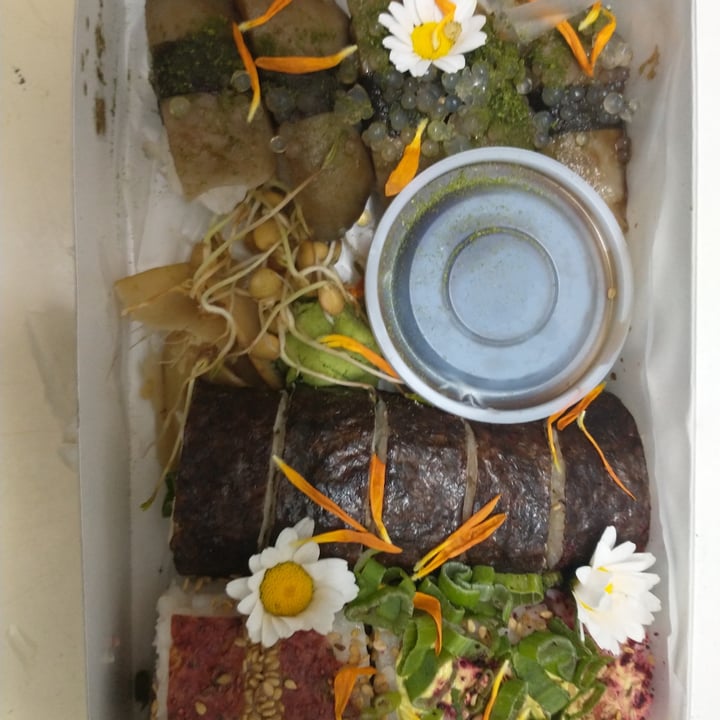 photo of Vegan Sushi Combo 15 girgolas shared by @marpoisonheart on  08 Nov 2020 - review