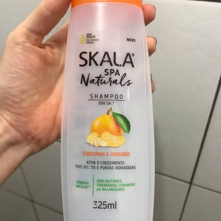 review photo of Flores & Vegetais shampoo shared by @trankerviviane on 04 May 2022 - review