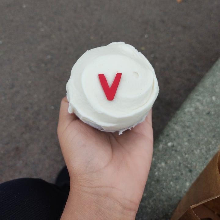 review photo of Sprinkles Cupcakes and Ice Cream Disney Springs Vegan Red Velvet Cupcake shared by @morganvegan13 on 05 Sep 2022 - review