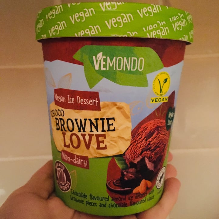 photo of Vemondo Gelato Al Cioccolato E Brownies shared by @veganlu on  07 Jan 2022 - review