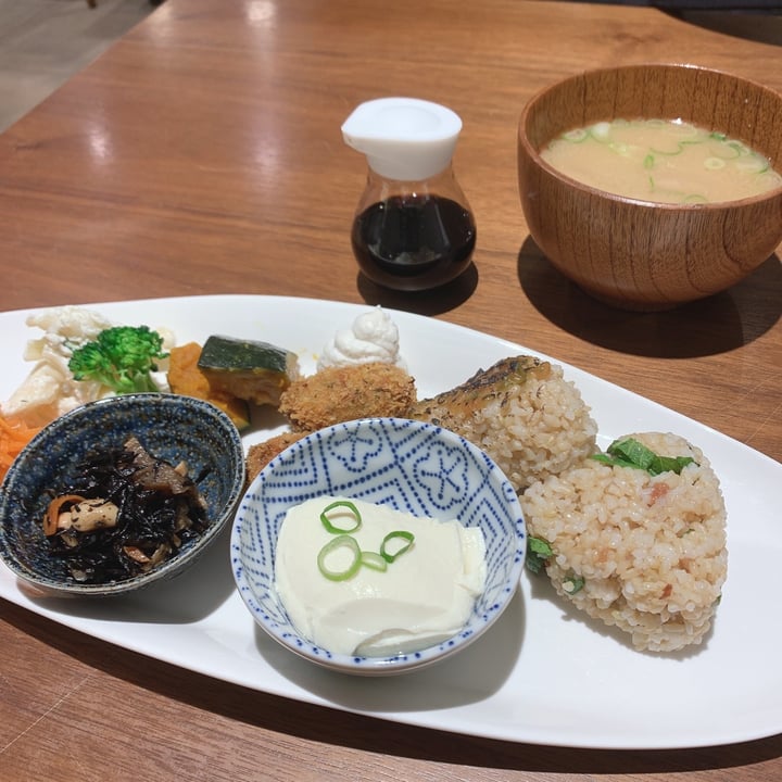 photo of マクロビオティックカフェ エヴァダイニング Omusubi plate evah shared by @takeshi on  30 Apr 2022 - review