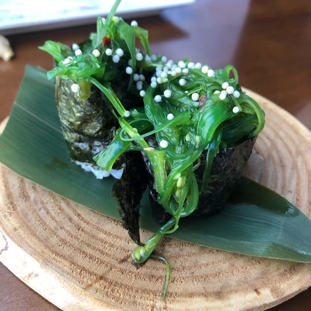 菜肴“Gunkan con wakame”的照片