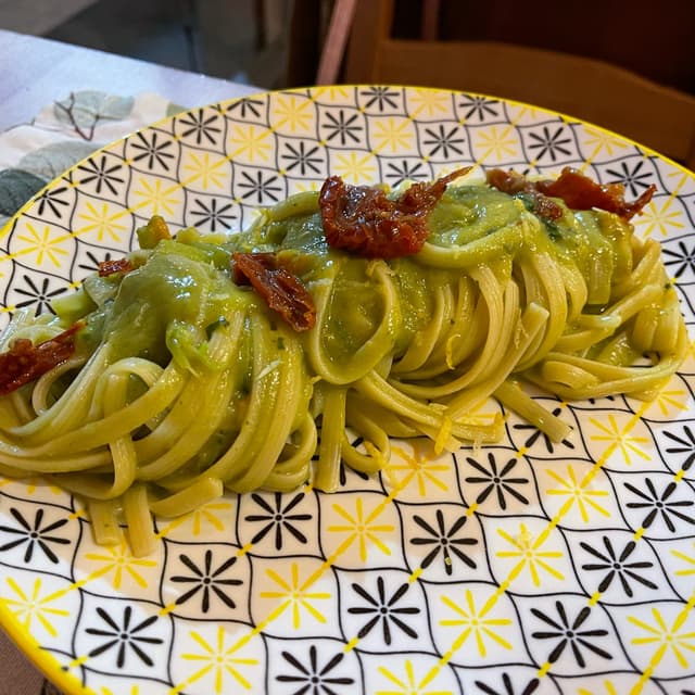 菜肴“Linguine Con Crema Di Zucchine, Fiori Di Zucca, Pomodorini Secchi E Zeste Di Limone”的照片