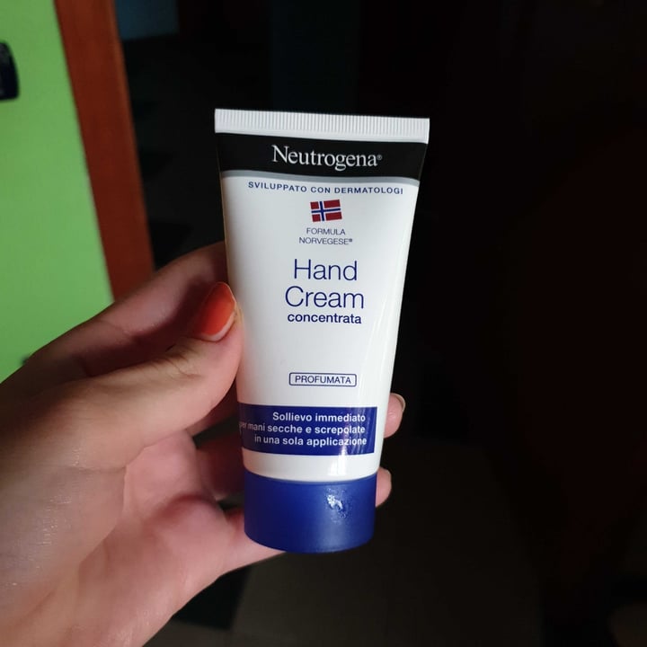 photo of Neutrogena hand cream shared by @itslauraheree on  26 May 2022 - review