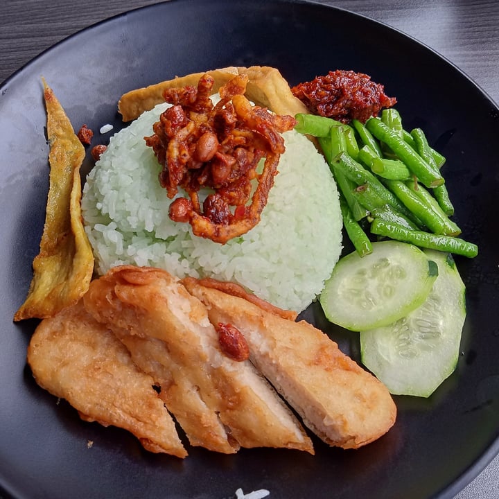 photo of Makan Vegan Geylang Nasi Lemak Set shared by @veganspicegirl on  04 Dec 2022 - review