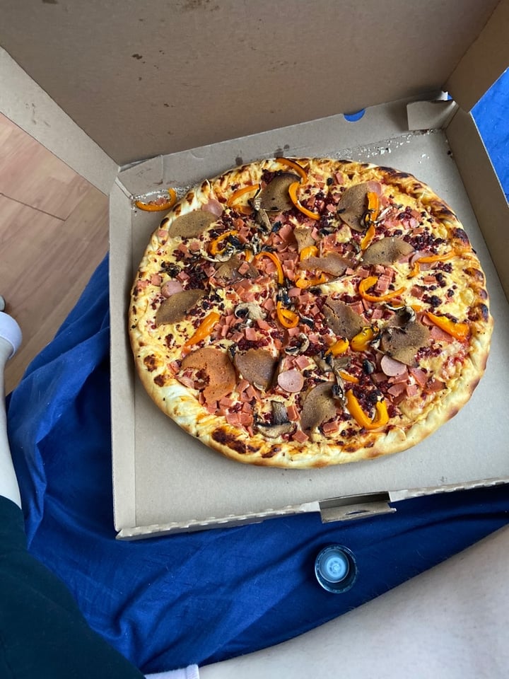 photo of Veggino's Pizza Pizza Meatlesslovers shared by @ilse on  08 Apr 2020 - review