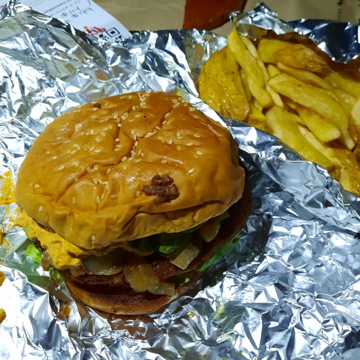 photo of Vegan Eats Hamburguesa Crispy Vegan Chicken shared by @ichbinangie on  29 Aug 2020 - review
