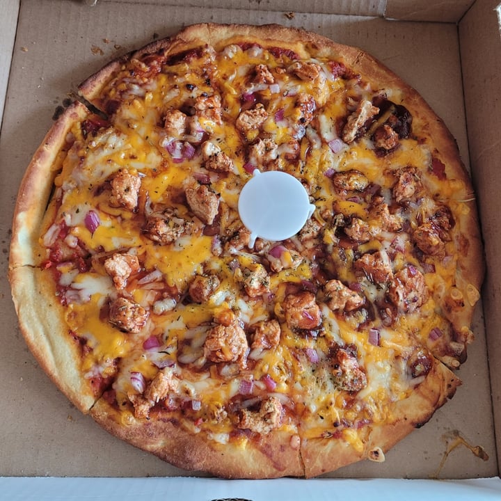 photo of Can't Believe It's Not Meat Old Town Cali BBQ Chik'n Pizza shared by @yourfriendjen on  28 Aug 2022 - review