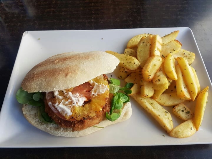 photo of La Cerveseria Clandestina Burger estilo pollo shared by @oskar-vegantv on  02 Oct 2019 - review