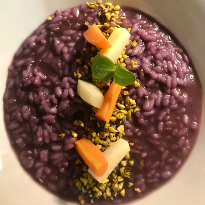 photo of Pizzeria Myrto Risotto violetta con crema di carota viola, Caroline acidule e granella di pistacchio shared by @manuesp on  28 Nov 2021 - review