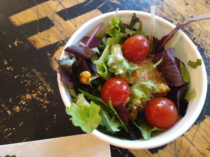 photo of Hank Pizza Salade composée shared by @vegananas on  07 Mar 2020 - review