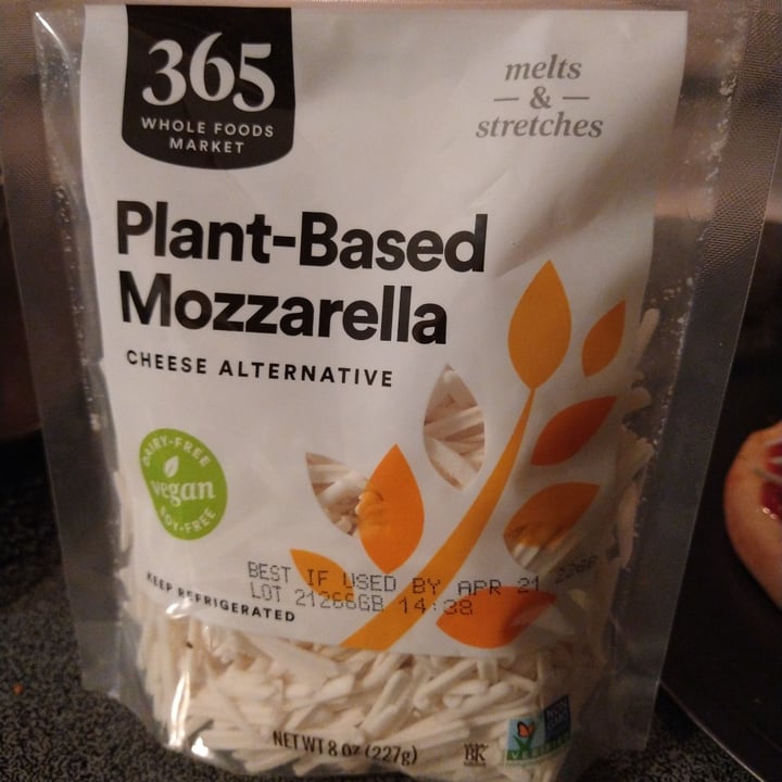 photo of 365 Whole Foods Market Plant-based Mozzarella shared by @brianpyz on  30 Dec 2021 - review