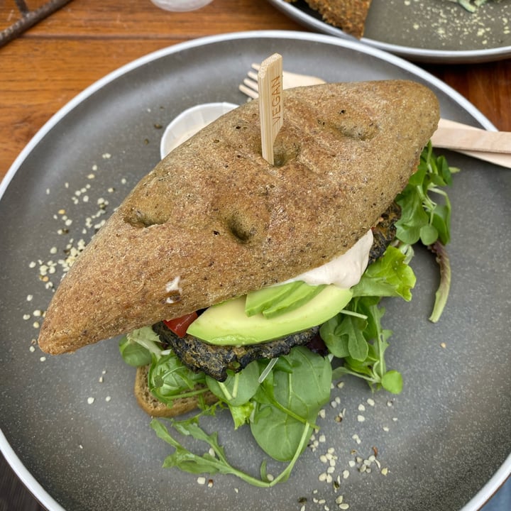 review photo of #RAW VEGAN FIRENZE popeye spinach burger shared by @giadaconti on 02 Oct 2022 - review
