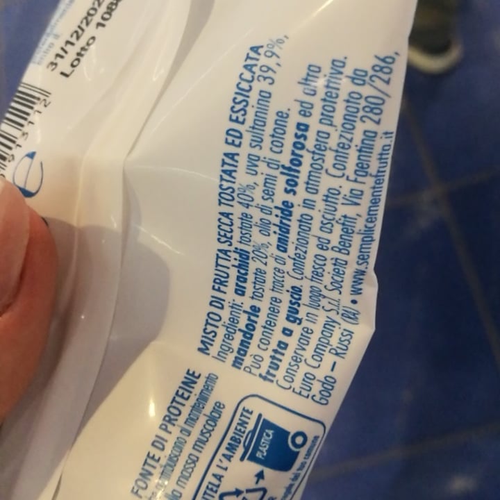 review photo of Semplicemente frutta Mix frutta secca e mandorle shared by @unatempestavegana on 06 May 2021 - review