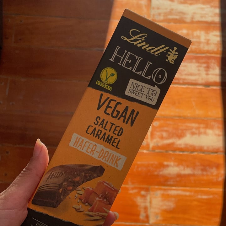 review photo of Lindt Hello Vegan Salted Caramel shared by @franbombini on 13 Aug 2022 - review