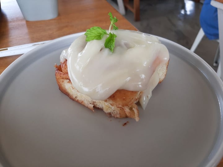 photo of I Am Vegan Babe Cafe Cinnamon roll shared by @plantsfeelthough on  17 Feb 2020 - review