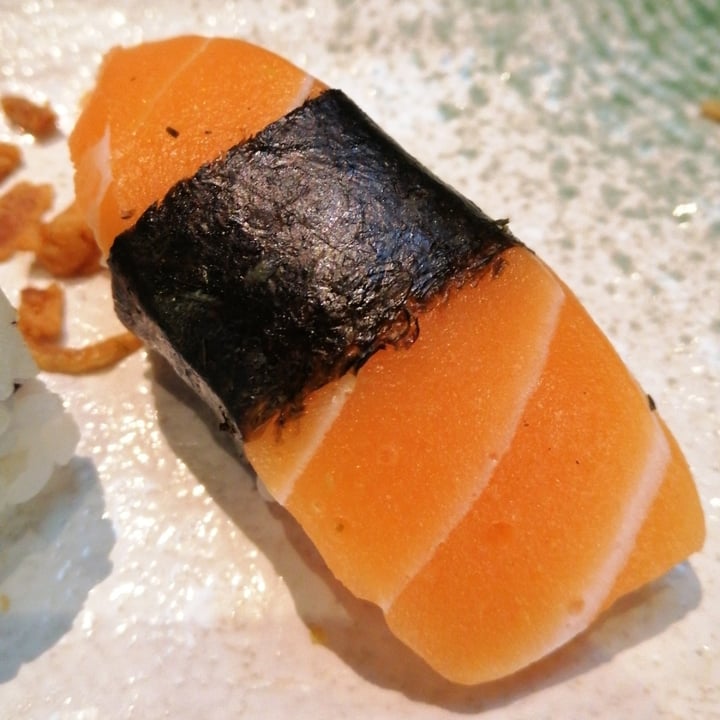 photo of Domò Sushi Nigiri salmone vegano shared by @floriana97 on  14 Jun 2022 - review