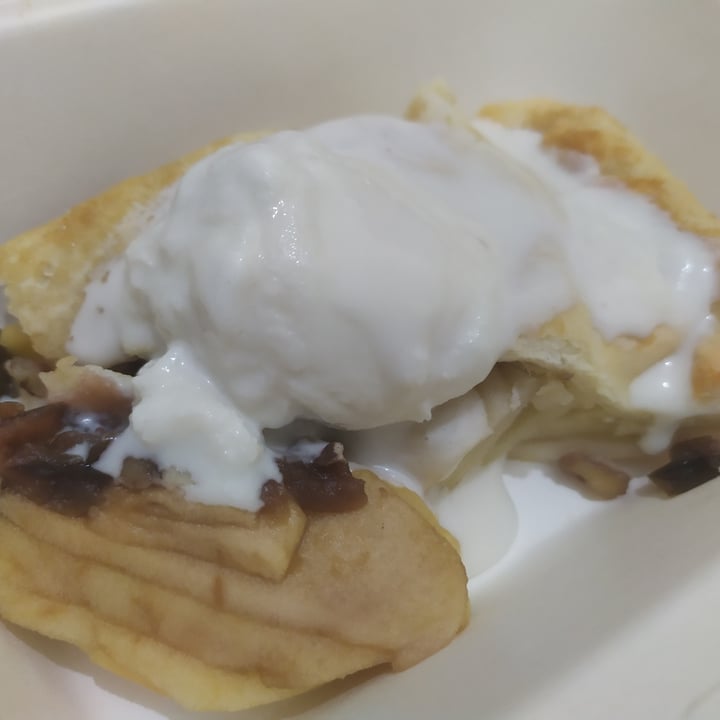 photo of Distrito Vegano Tarta de manzana con helado shared by @cristyglez on  18 Oct 2020 - review