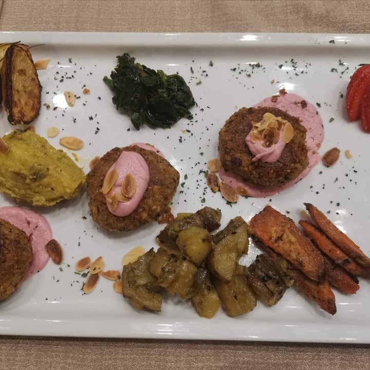 review photo of Al Bivio degli Artisti Polpette Di Quinoa E Legumi Con Verdure Di Stagione shared by @fra9 on 29 Aug 2022 - review