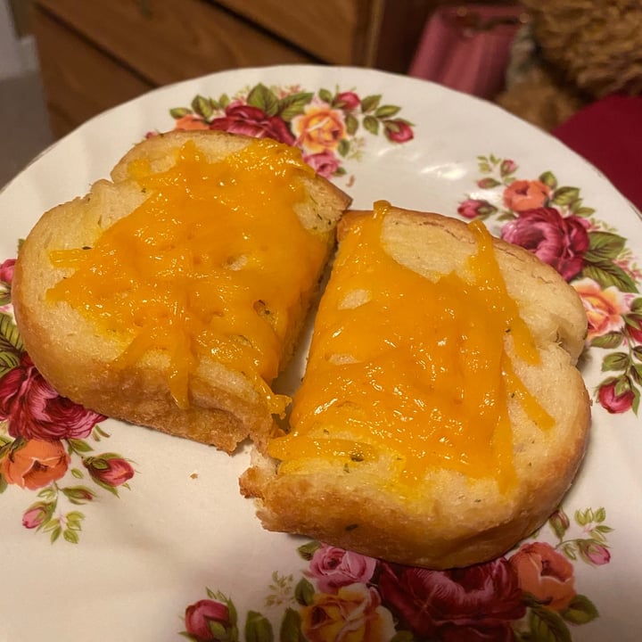 review photo of Daiya Cheddar flavour cutting board collection shreds shared by @tayahworrod on 02 Feb 2021 - review
