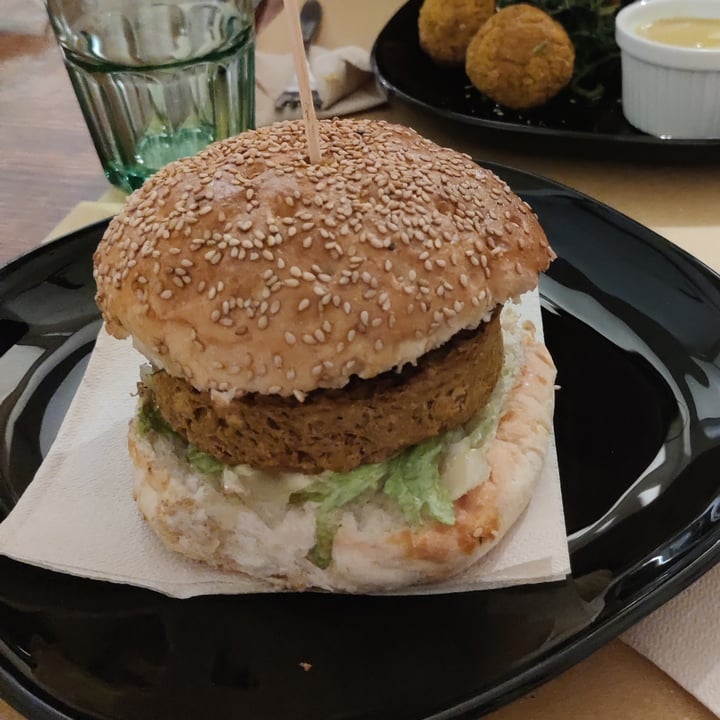 photo of Vitaminas24 Vegan burger shared by @emilianogiangreco on  03 Dec 2021 - review