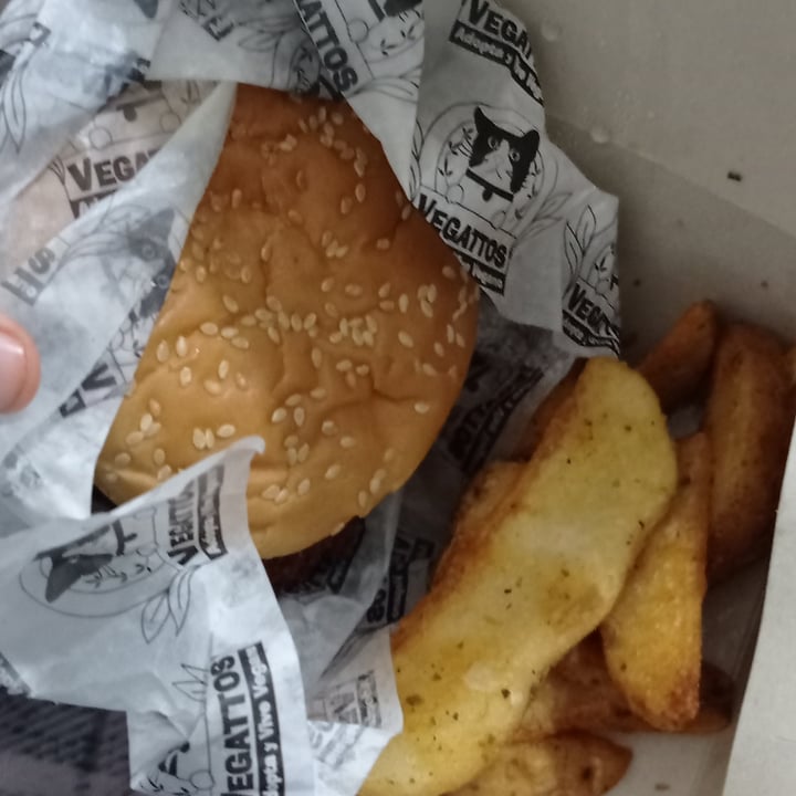 review photo of Vegattos Hamburguesa Crispy shared by @monsecitaaa on 12 Dec 2021 - review