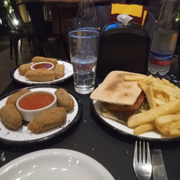 photo of Antares Constitucion Sandwich Con Papas, croquetas de verdura, bastoncitos de muzza. shared by @barbymorgan on  03 Aug 2022 - review