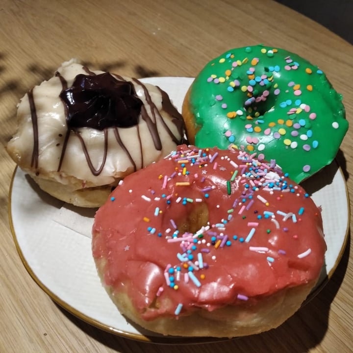 photo of Delish Vegan Doughnuts Donuts variados shared by @loreh on  11 Jul 2021 - review