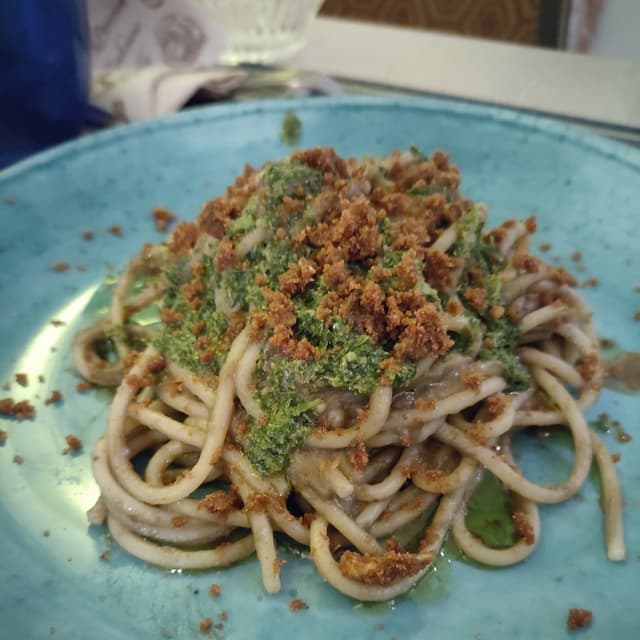 Photo of the dish “Spaghetti al nero di melanzana con salsa al prezzemolo e crumble di pane all'aglio”