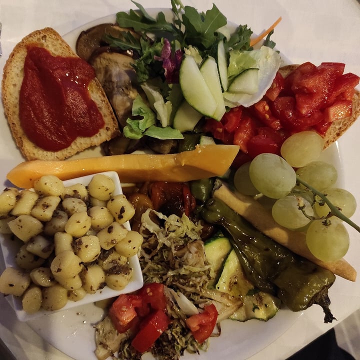 photo of Una Terrazza in Toscana (Temporarily closed) Vegan platter / Piatto vegano shared by @tuscanvegan on  16 Sep 2021 - review