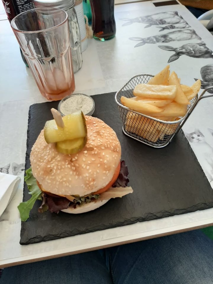 review photo of my lola vegan food Burger shared by @marucha on 15 Dec 2019 - review