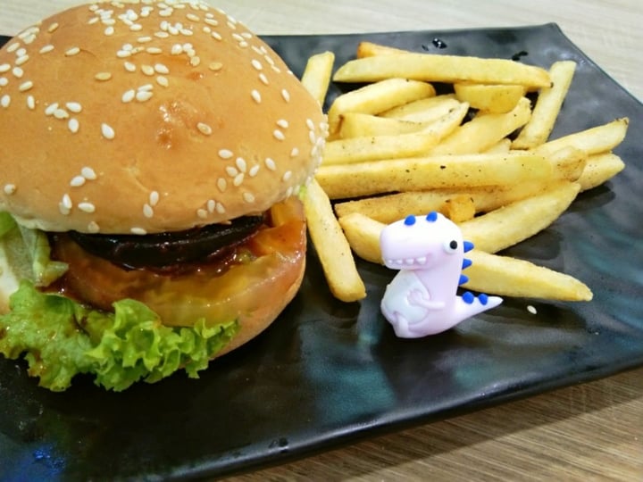 review photo of Greendot Vegetarian Bugis Junction Fresh Mix Mushroom Burger with Fries (Vegan) shared by @choyyuen on 04 Dec 2019 - review