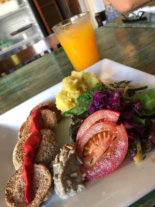菜肴“Milanesas de berenjena con puré mixto”的照片