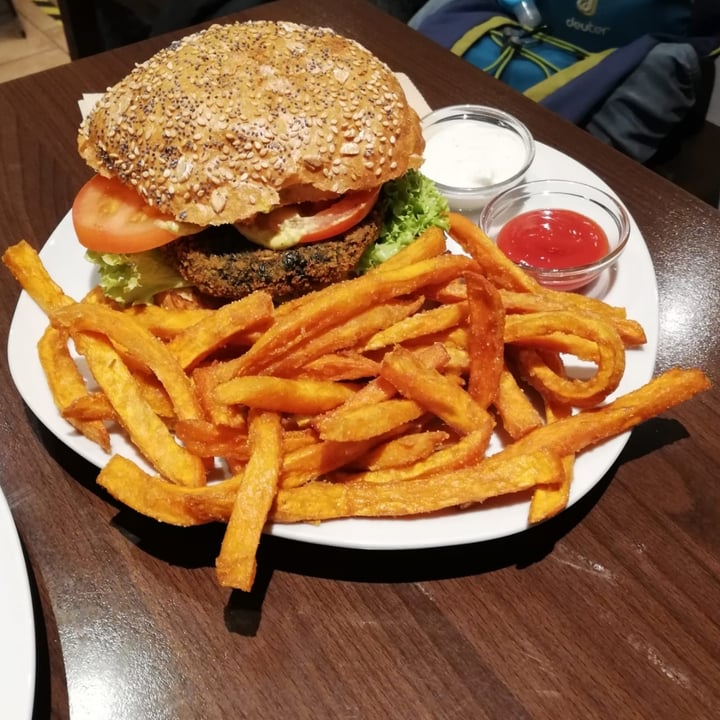 photo of Green Republic Spinatburger mit Süßkartoffel-Pommes shared by @mareikeks on  21 Nov 2021 - review