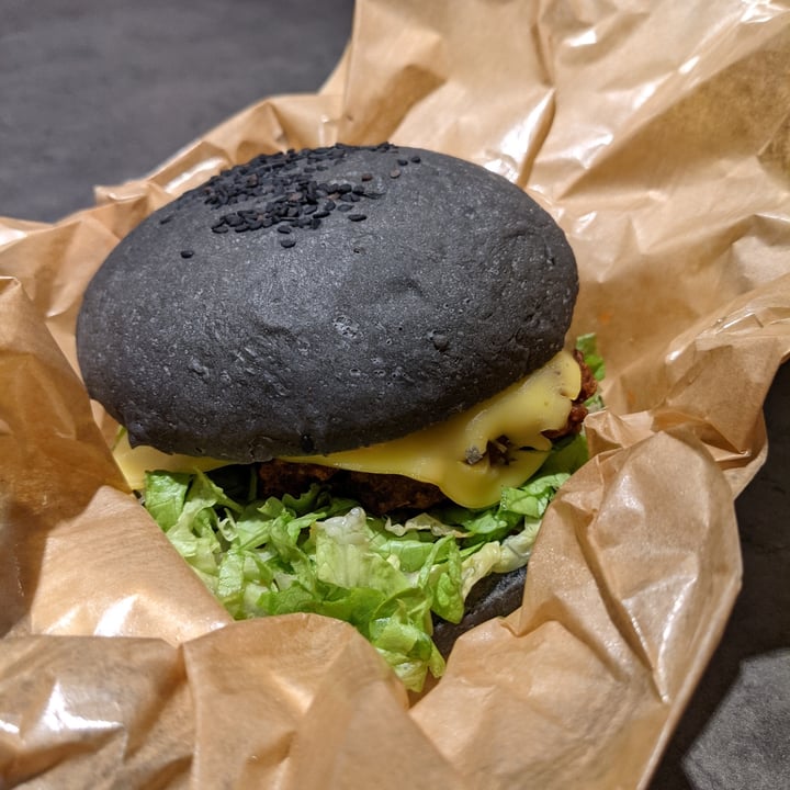 photo of EnVie Vegan The Dark Knight burger shared by @lucie on  15 Dec 2020 - review