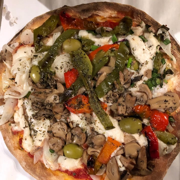 photo of Lontano Pizza Pizza vegana con champiñones y vegetales shared by @minakovsky on  22 Oct 2020 - review