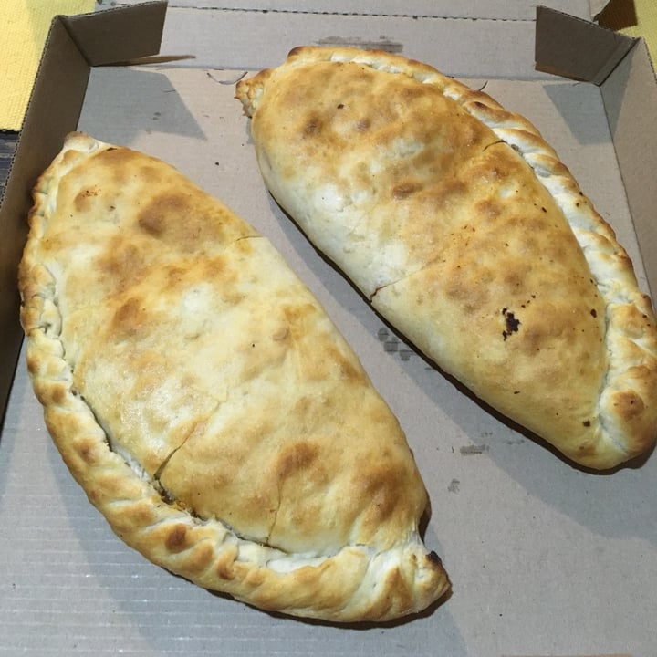 photo of Veggino's Pizza Calzone shared by @daniveganbrazil on  29 May 2021 - review