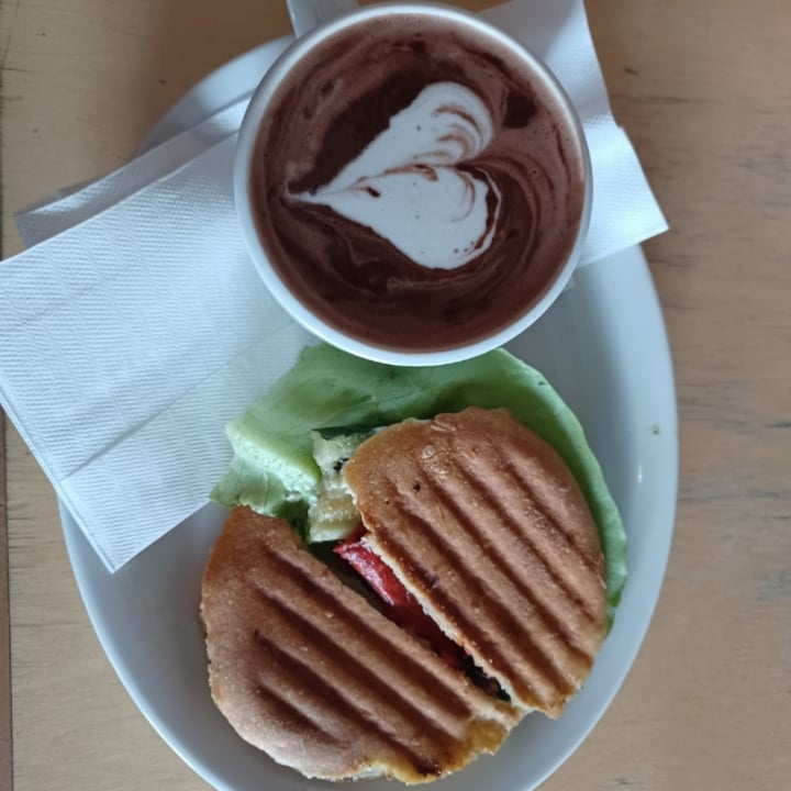 photo of Brulerie Limoilou Sandwich vegan seitan et café latté avoine shared by @noosyla on  06 Nov 2021 - review