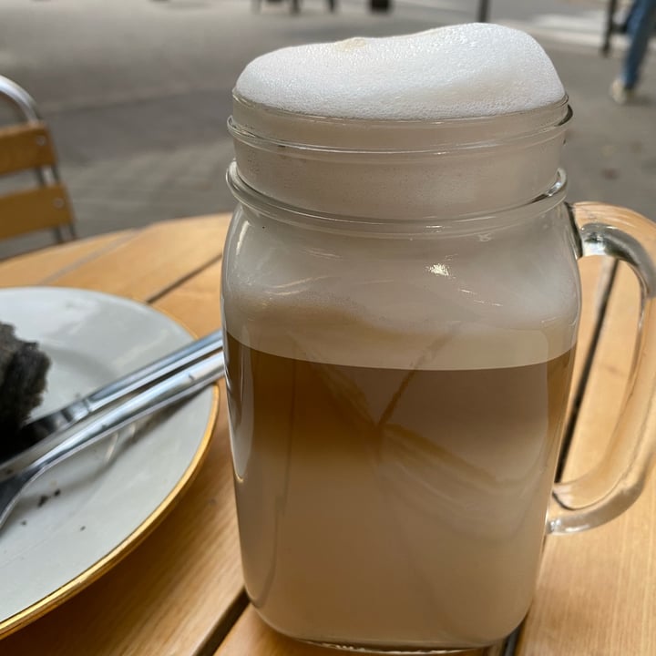 review photo of Dolce&Vegana enjoy ethically Capuccino con leche de avellanas shared by @valtochi on 08 Nov 2022 - review