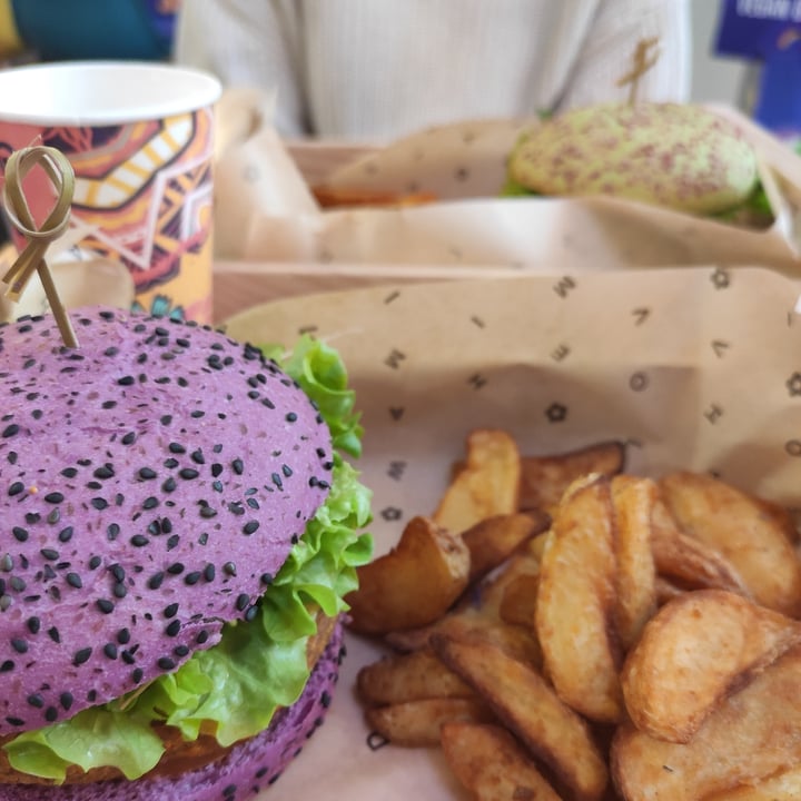photo of Flower Burger Cherry Bomb shared by @nociaperte on  14 Jan 2022 - review