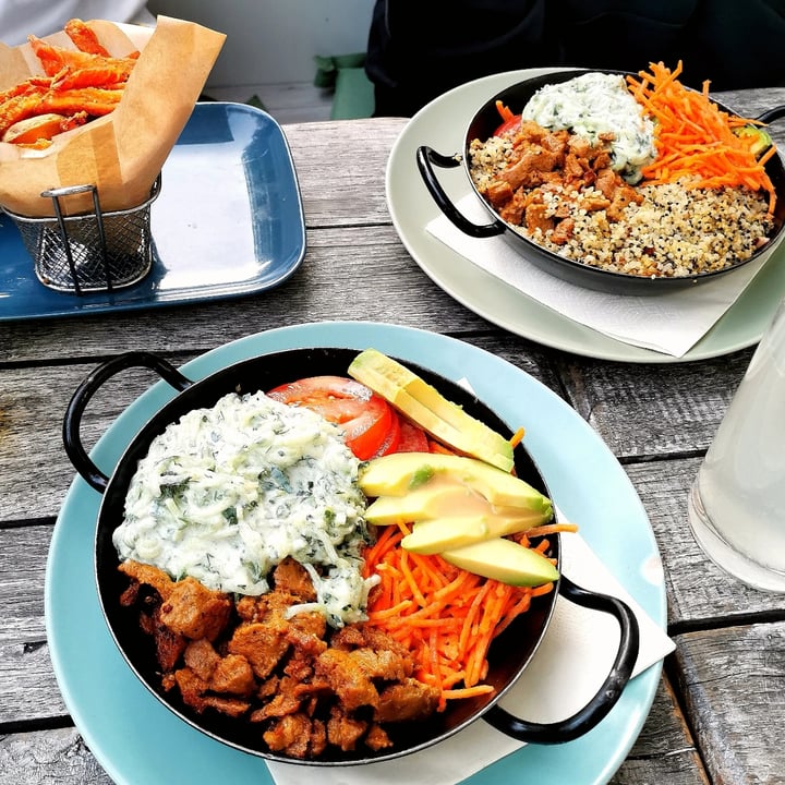 review photo of Veggiezz Vegan Gyros Bowl shared by @kros on 11 Sep 2021 - review